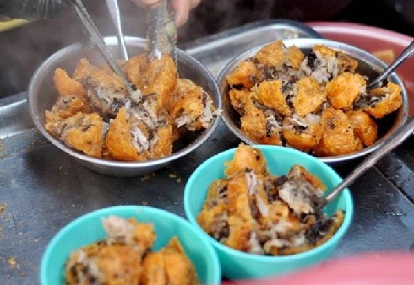 Bánh gối, bánh rán Lý Quốc Sư: Nhâm nhi những chiếc bánh gối nóng hổi với lớp vỏ giòn tan, nhân bên trong đậm đà thịt, trứng, miến... và thứ nước chấm được pha theo kiểu riêng của người Hà thành là món ăn hút khách trên phố Lý Quốc Sư. Món bánh rán ở đây cũng hấp dẫn không kém. Bánh rán to và có màu vàng đặc trưng. Thực khách vừa gọi, chủ quán nhanh tay cho bánh vào chảo nóng ngập dầu. Bánh vừa chín tới sẽ được vớt ra cho ráo mỡ; khi ăn không bị ngấy. Đi kèm với đĩa bánh nóng hổi là bát nước chấm đu đủ xanh thanh nhẹ và rau sống. Giá là 7.000 đồng/ chiếc bánh rán và 9.000 đồng/ chiếc bánh gối. Ảnh: lozi. Bánh gối, bánh rán Lý Quốc Sư: Nhâm nhi những chiếc bánh gối nóng hổi với lớp vỏ giòn tan, nhân bên trong đậm đà thịt, trứng, miến... và thứ nước chấm được pha theo kiểu riêng của người Hà thành là món ăn hút khách trên phố Lý Quốc Sư. Món bánh rán ở đây cũng hấp dẫn không kém. Bánh rán to và có màu vàng đặc trưng. Thực khách vừa gọi, chủ quán nhanh tay cho bánh vào chảo nóng ngập dầu. Bánh vừa chín tới sẽ được vớt ra cho ráo mỡ; khi ăn không bị ngấy. Đi kèm với đĩa bánh nóng hổi là bát nước chấm đu đủ xanh thanh nhẹ và rau sống. Giá là 7.000 đồng/ chiếc bánh rán và 9.000 đồng/ chiếc bánh gối. Ảnh: lozi.