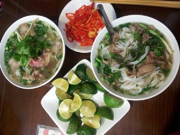 Phở Lý Quốc Sư: Một trong những thương hiệu phở nổi tiếng nhất nhì đất Hà Thành nằm trên phố Lý Quốc Sư. Phở ở đây nức tiếng từ lâu bởi thứ nước dùng đặc trưng; thơm mùi gia vị mà không bị béo. Cái khéo léo của những chủ nhân đời đầu trong công thức nấu phở, được truyền lại cho con cháu làm món ăn nổi tiếng tới ngày nay. Đặc biệt, phở Lý Quốc Sư chỉ chuyên về các món bò với đủ loại tái, chín, nạm, gầu. Tô phở đầy đặn, ăn kèm với quẩy giòn, vàng ruộm và các loại rau sống. Quán phục vụ bữa sáng 6h - 14h và tối 17h30 - đến 22h. Giá một tô phở dao động 45.000 - 75.000 đồng. Ảnh: Hương Chi. Phở Lý Quốc Sư: Một trong những thương hiệu phở nổi tiếng nhất nhì đất Hà Thành nằm trên phố Lý Quốc Sư. Phở ở đây nức tiếng từ lâu bởi thứ nước dùng đặc trưng; thơm mùi gia vị mà không bị béo. Cái khéo léo của những chủ nhân đời đầu trong công thức nấu phở, được truyền lại cho con cháu làm món ăn nổi tiếng tới ngày nay. Đặc biệt, phở Lý Quốc Sư chỉ chuyên về các món bò với đủ loại tái, chín, nạm, gầu. Tô phở đầy đặn, ăn kèm với quẩy giòn, vàng ruộm và các loại rau sống. Quán phục vụ bữa sáng 6h - 14h và tối 17h30 - đến 22h. Giá một tô phở dao động 45.000 - 75.000 đồng. Ảnh: Hương Chi.