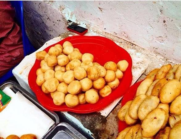 Bánh rán mặn, ngọt Nhà Chung: Tiệm bánh rán vỉa hè thu hút vì cái vỏ ngoài giòn tan, thơm mùi bột nếp, và nhân thịt lợn, hạt tiêu và hành tây nhuyễn quyện lại với nhau. Còn bánh rán ngọt nơi đây thì có vị ngọt thanh của dừa nạo và đậu xanh. Một chiếc bánh mặn có giá 6.000 đồng, bánh ngọt giá 4.000 đồng, thích hợp cho ăn vặt buổi chiều quanh Nhà Thờ. Ảnh: vivuHanoi. Bánh rán mặn, ngọt Nhà Chung: Tiệm bánh rán vỉa hè thu hút vì cái vỏ ngoài giòn tan, thơm mùi bột nếp, và nhân thịt lợn, hạt tiêu và hành tây nhuyễn quyện lại với nhau. Còn bánh rán ngọt nơi đây thì có vị ngọt thanh của dừa nạo và đậu xanh. Một chiếc bánh mặn có giá 6.000 đồng, bánh ngọt giá 4.000 đồng, thích hợp cho ăn vặt buổi chiều quanh Nhà Thờ. Ảnh: vivuHanoi.
