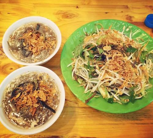 Miến lươn, bún lưỡi Chân Cầm: Miến lươn ở đây có đủ loại, từ miến trộn, miến nước tới miến xào, mỗi thứ đều có vị ngon vị riêng. Nước sốt của miến trộn ở đây được chế biến theo công thức riêng của chủ quán, vừa béo như nước ninh xương, lại gia giảm chút vị chua ngọt rất đậm đà. Ngoài miến lươn, quán còn có một món đặc sắc không kém ấy là bún lưỡi. Giá một tô từ 35.000 đồng. Ảnh: IG lyvu.nini Miến lươn, bún lưỡi Chân Cầm: Miến lươn ở đây có đủ loại, từ miến trộn, miến nước tới miến xào, mỗi thứ đều có vị ngon vị riêng. Nước sốt của miến trộn ở đây được chế biến theo công thức riêng của chủ quán, vừa béo như nước ninh xương, lại gia giảm chút vị chua ngọt rất đậm đà. Ngoài miến lươn, quán còn có một món đặc sắc không kém ấy là bún lưỡi. Giá một tô từ 35.000 đồng. Ảnh: IG lyvu.nini