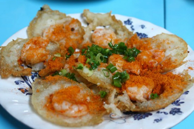 Đĩa bánh khọt Vũng Tàu trông rất bắt mắt cùng hương vị thơm ngon, đậm đà. Ảnh: Huấn Phan.