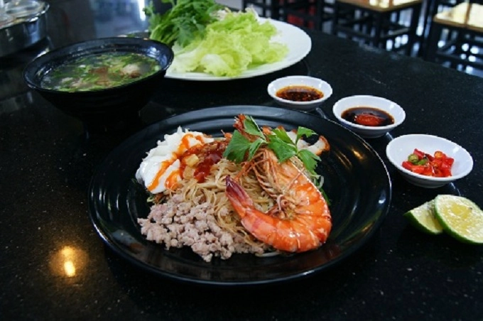 Món hủ tiếu khô hải sản gây ấn tượng bởi nước sốt trộn đặc trưng cùng các nguyên liệu tươi ngon. Ảnh: TP.