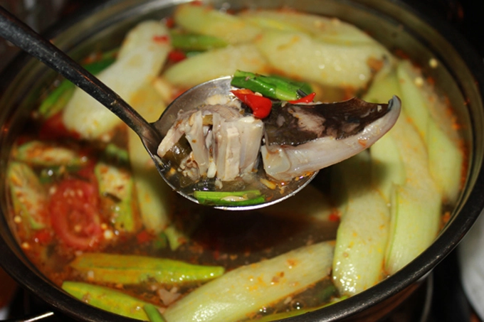 Nồi lẩu nóng hổi, chua thanh hòa quyện vị ngọt và thơm dai từ thịt cá là sự kết hợp khá thú vị và mới lạ khi thưởng thức. Ảnh: Thư Kỳ.