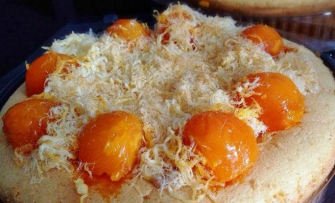 Vỏ bánh mềm ngọt và bùi bùi hòa cùng vị mằn mặn của trứng muối mang đến trải nghiệm thú vị cho người thưởng thức. Ảnh: 5giay.