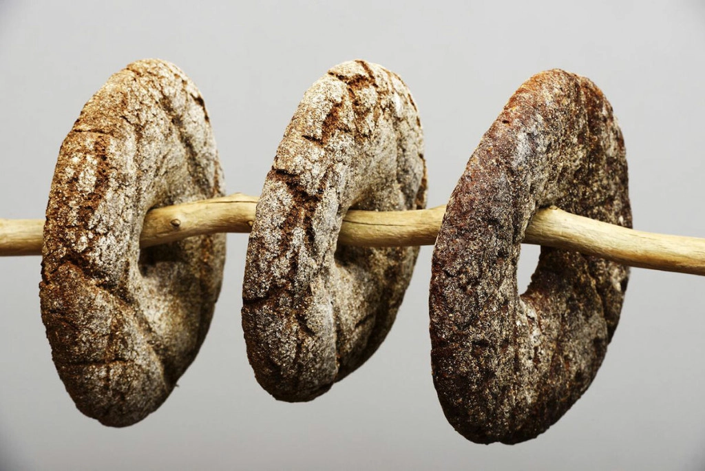 Bánh mì đen  Bánh mì lúa mạch đen được người Phần Lan yêu thích đến nỗi nó được bình chọn là món ăn quốc gia năm 2017. Đây là món ăn chính trong chế độ ăn của người Phần Lan khi được ăn vào cả bữa sáng, bữa trưa, hoặc bữa ăn nhẹ. Họ thường ăn kèm với thịt nguội, phô mai và một chút bơ. Bánh mì lúa mạch đen là lựa chọn tốt sức khỏe vì nó được làm từ bột lên men tự nhiên và có nhiều chất xơ. Ảnh: Mikhail Olykainen/Shutterstock.
