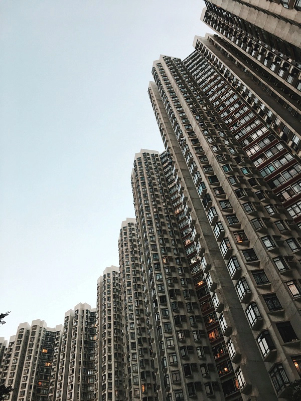 Dãy nhà cao tầng hiện đại chung quanh khu chung cư cũ Dãy nhà cao tầng hiện đại chung quanh khu chung cư cũ