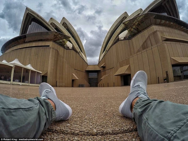 Nhiếp ảnh gia người Úc ngồi bệt sau nhà hát Opera Sydney nổi tiếng của Úc. Nhiếp ảnh gia người Úc ngồi bệt sau nhà hát Opera Sydney nổi tiếng của Úc.