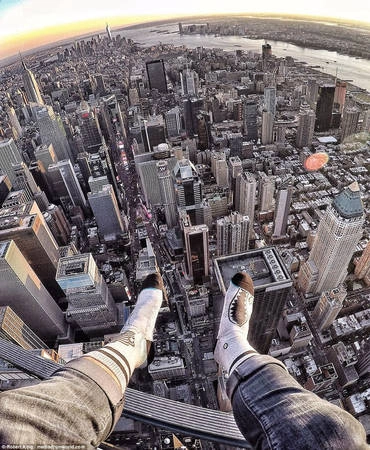 Cởi giày ra và ngồi vắt vẻo trên một tòa cao ốc thuộc khu Manhattan không phải là ý tồi. Cởi giày ra và ngồi vắt vẻo trên một tòa cao ốc thuộc khu Manhattan không phải là ý tồi.