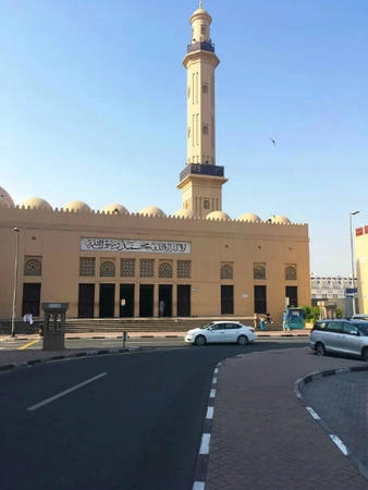 Đường tới thánh đường lớn Grand Mosque ở Bur Dubai. Đường tới thánh đường lớn Grand Mosque ở Bur Dubai.