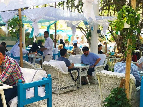 Sân trong nhộn nhịp của Arabian Tea House. Ảnh: Dawn/ANN. Sân trong nhộn nhịp của Arabian Tea House. Ảnh: Dawn/ANN.