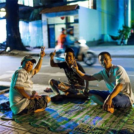Đến Bùi Viện, đến với anh em bằng hữu, đến với những câu chuyện không đầu không đuôi, buồn vui đủ cả... (Ảnh: IG @olegborisich) Đến Bùi Viện, đến với anh em bằng hữu, đến với những câu chuyện không đầu không đuôi, buồn vui đủ cả... (Ảnh: IG @olegborisich)