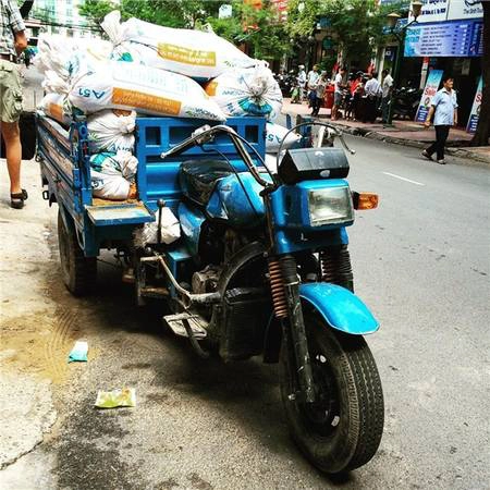 Khác xa với vẻ hào hoa vào ban đêm, ban ngày, có những mảnh đời cứ mãi tảo tần. (Ảnh: IG @benmaihappyfamily) Khác xa với vẻ hào hoa vào ban đêm, ban ngày, có những mảnh đời cứ mãi tảo tần. (Ảnh: IG @benmaihappyfamily)