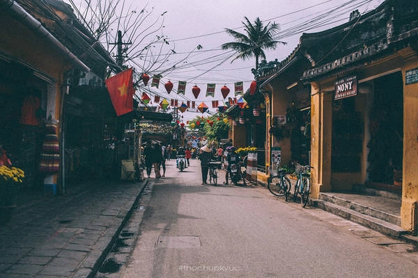 Chúng tôi đi dạo quanh các con phố cũ của Hội An. Những người lần đầu đến dây đều thích thú ngắm từng góc của nơi này. Chúng tôi đi dạo quanh các con phố cũ của Hội An. Những người lần đầu đến dây đều thích thú ngắm từng góc của nơi này.