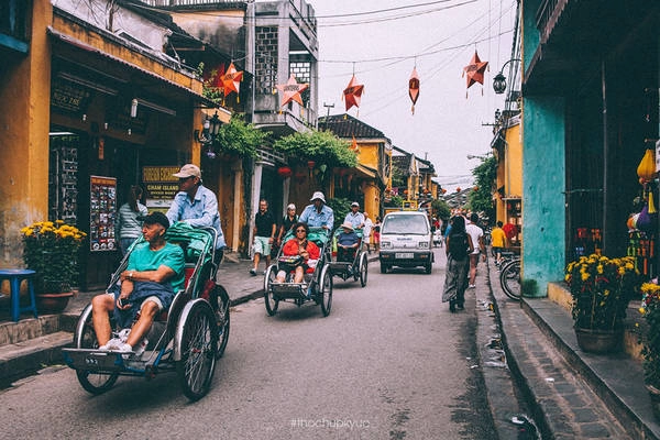 Những vị khách nước ngoài thích thú với dịch vụ xích lô. Những vị khách nước ngoài thích thú với dịch vụ xích lô.
