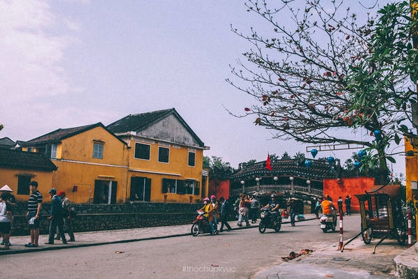 Những ngôi nhà ngói đỏ tường vàng hiện diện khắp các con phố nơi đây. Những ngôi nhà ngói đỏ tường vàng hiện diện khắp các con phố nơi đây.