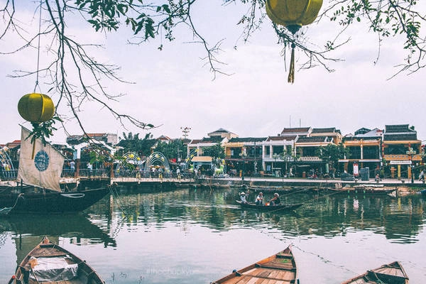 Đi thuyền trên sông là một dịch vụ rất thú vị ở Hội An. Đi thuyền trên sông là một dịch vụ rất thú vị ở Hội An.