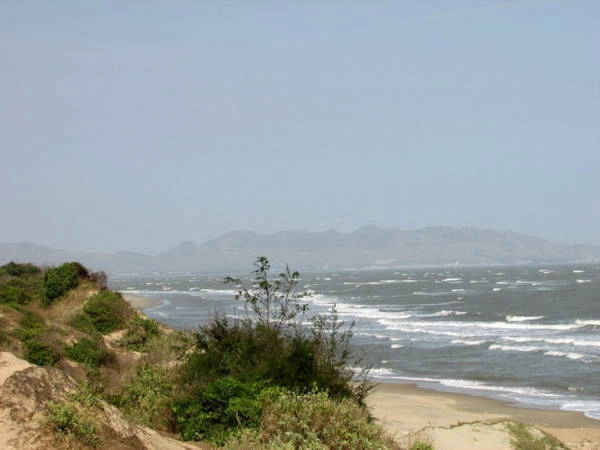 Biển Cửa Lấp nhìn từ một đồi cát hoang sơ - Ảnh: Nguyễn Thiên Đăng