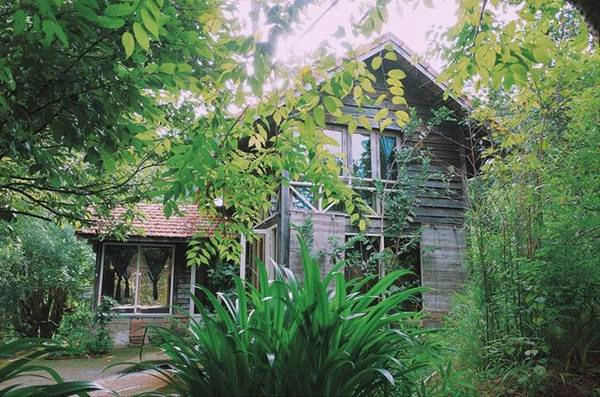 Tôi chọn Lebleu homestay, một nơi không địa chỉ cụ thể và hoàn toàn không có dịch vụ gì ngoài một căn nhà để trọ. Đó là một ngôi nhà gỗ nằm sâu dưới con dốc khá đứng, bao quanh bởi một khu vườn yên tĩnh. Nhà hoàn toàn bằng gỗ và có nhiều cửa sổ kính, nơi mà nghe đâu đã từng thuộc sở hữu của nhạc sĩ Dương Thụ, nơi ông từng sống và sáng tác khi sống ở Đà Lạt. 