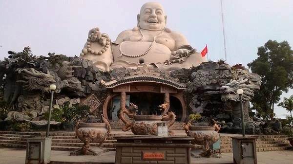 Tượng Phật Di Lặc trên núi Cấm.