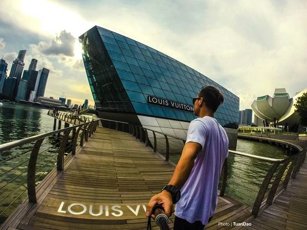 Ốc đảo Louis Vuitton nằm tại bờ sông cạnh Marian Bay Sands. Là một trong những công trình độc đáo làm tôn thêm cảnh quan nơi đây, là điểm chụp ảnh ưa thích của các cặp đôi. 