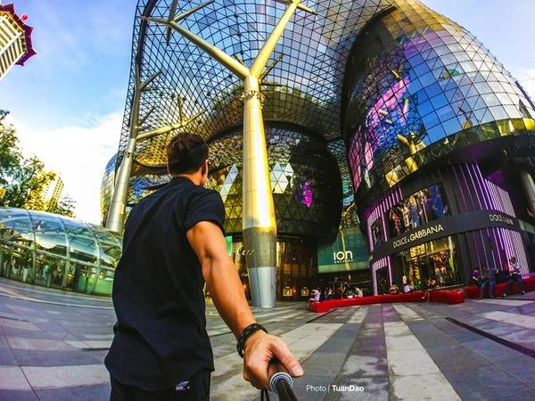 Đại lộ Orchard, khu mua sắm nổi tiếng tại Singapore với hàng loạt các trung tâm thương mại lớn hai bên đường. Là nơi tập trung hầu hết các nhãn hiệu nổi tiếng trên thế giới. Trong ảnh là Ion Orchard. Một trong những trung tâm mua sắm lớn nhất tại đây.