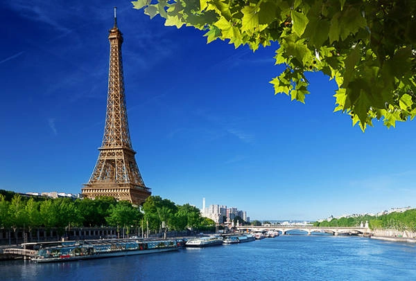 Tháp Eiffel nổi tiếng bên dòng sông Seine thơ mộng. Ảnh: NYHabitat