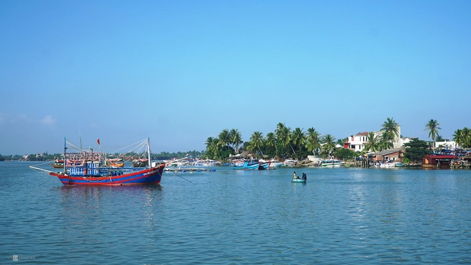 Khi thấy chuyến tàu đi từ bến ở cầu An Hội bắt đầu chậm lại, những mái nhà nép mình dưới rặng dừa xanh dần hiện ra trước mắt, bạn đã đến đảo Cù Lao Chàm. Đảo cách trung tâm thành phố Hội An chừng 18 km, có tổng diện tích khoảng 15,5 km2 với 3.000 dân sinh sống.