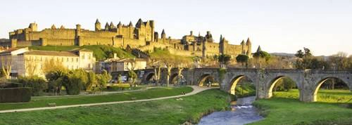 Thành cổ pháo đài Carcassonne nhìn từ bên kia sông Aude