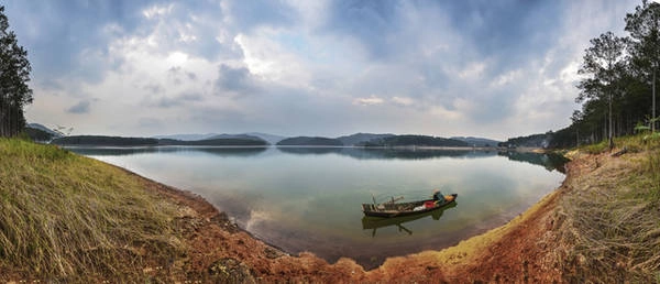Nơi dừng chân của chiếc ghe chài trên lòng hồ Tuyền Lâm Nơi dừng chân của chiếc ghe chài trên lòng hồ Tuyền Lâm