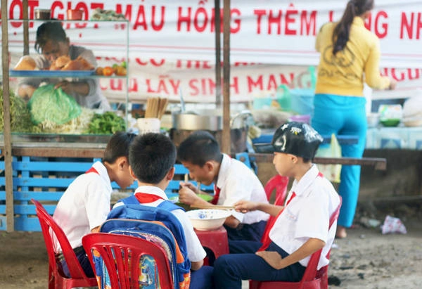 Lũ trẻ ăn sáng trước khi vào giờ học - Ảnh: Minh Đức Lũ trẻ ăn sáng trước khi vào giờ học - Ảnh: Minh Đức