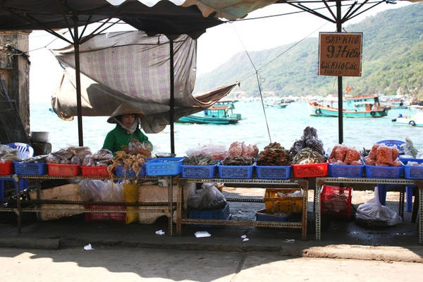 Sạp cá khô bên bờ biển - Ảnh: Minh Đức Sạp cá khô bên bờ biển - Ảnh: Minh Đức
