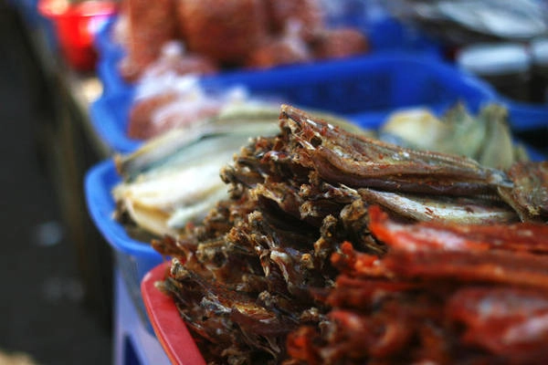 Những quầy hàng với cơ man là cá khô, mực khô - Ảnh: Minh Đức Những quầy hàng với cơ man là cá khô, mực khô - Ảnh: Minh Đức