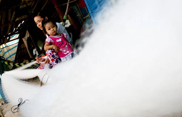 Bên hiên nhà, những người phụ nữ đan lưới cho vụ mới - Ảnh: Minh Đức Bên hiên nhà, những người phụ nữ đan lưới cho vụ mới - Ảnh: Minh Đức