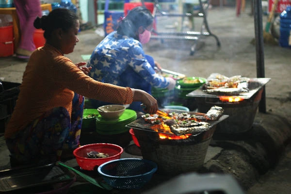 Bữa tối với các món nướng trên đảo Củ Tron - Ảnh: Minh Đức Bữa tối với các món nướng trên đảo Củ Tron - Ảnh: Minh Đức