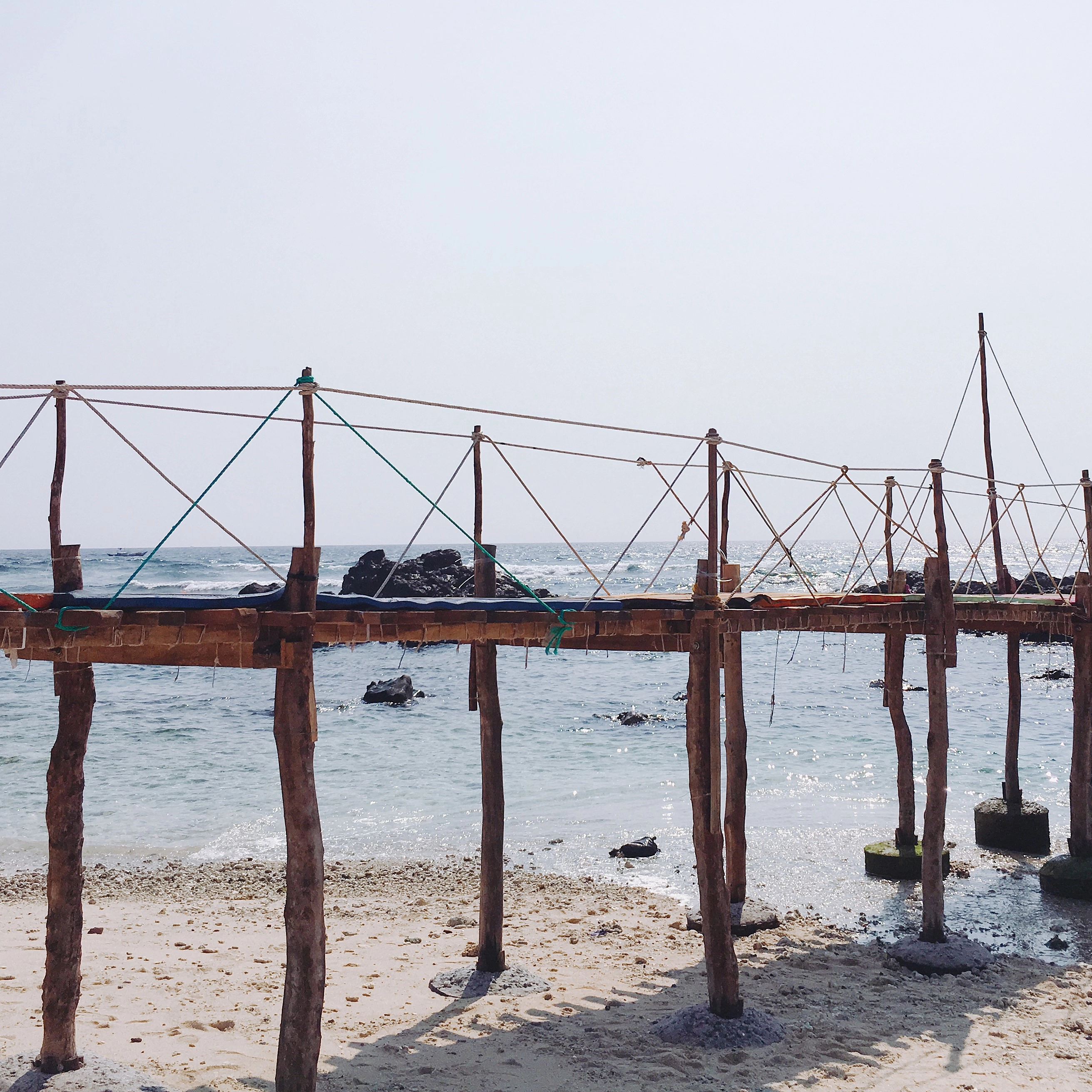 Cây cầu gỗ dẫn ra khu đá trên biển