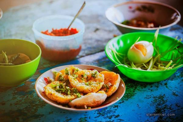 Sau khi bạn ngắm bình minh, bạn có thể đi dạo vòng quanh khu vực này có chùa Cổ Thạch nổi tiếng. Các bạn nên thuê xe máy để đi khám phá xung quanh thị trấn Liên Hương, giá khoảng 100.000 một ngày, tự túc xăng. Có phương tiện, bạn thoải mái khám phá, vì có rất nhiều nơi có cảnh đẹp không kém Cổ Thạch. Trên đường ra thị trấn có rất nhiều quán ăn ven đường bán bánh căn buổi sáng. Sau khi bạn ngắm bình minh, bạn có thể đi dạo vòng quanh khu vực này có chùa Cổ Thạch nổi tiếng. Các bạn nên thuê xe máy để đi khám phá xung quanh thị trấn Liên Hương, giá khoảng 100.000 một ngày, tự túc xăng. Có phương tiện, bạn thoải mái khám phá, vì có rất nhiều nơi có cảnh đẹp không kém Cổ Thạch. Trên đường ra thị trấn có rất nhiều quán ăn ven đường bán bánh căn buổi sáng.