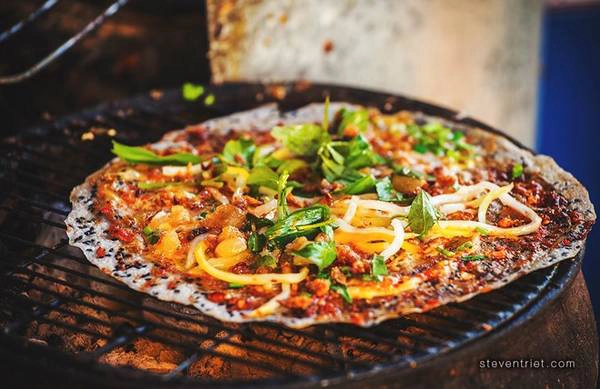 Bánh căn ở đây khác nơi khác, ăn chung với cá kho dầm nhỏ, hột vịt và xoài chu a. N ếu bạn vẫn chưa no, có thể ăn thêm bún thịt nướng, bánh hỏi, hoặc món bánh nghệ thịt nướng, khá lạ miệng . Bánh căn ở đây khác nơi khác, ăn chung với cá kho dầm nhỏ, hột vịt và xoài chu a. N ếu bạn vẫn chưa no, có thể ăn thêm bún thịt nướng, bánh hỏi, hoặc món bánh nghệ thịt nướng, khá lạ miệng .