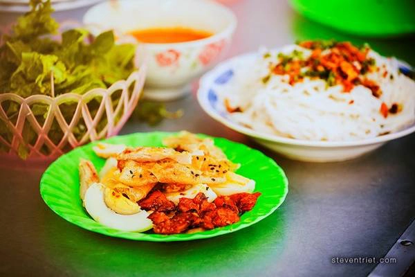 Buổi trưa, bạn ghé vào những quán hải sản dọc đường bờ biển, đường đi Phan Rí Cửa để nghỉ ngơi và thưởng thức hải sản giá cũng khá rẻ. Buổi chiều khoảng 16h, bạn có thể thưởng thức món bánh tráng mắm ruốc nướng, một trong những món đặc sản khá nổi tiếng ở Liên Hương . Buổi trưa, bạn ghé vào những quán hải sản dọc đường bờ biển, đường đi Phan Rí Cửa để nghỉ ngơi và thưởng thức hải sản giá cũng khá rẻ. Buổi chiều khoảng 16h, bạn có thể thưởng thức món bánh tráng mắm ruốc nướng, một trong những món đặc sản khá nổi tiếng ở Liên Hương .
