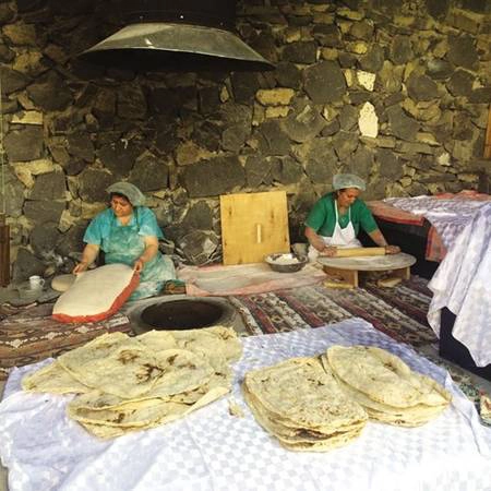  Một quầy làm bánh lavash