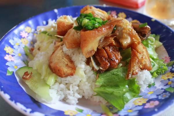 11h: Ăn trưa Cơm gà Nghĩa Ký, cơm Hùng hay các quán thịt dê núi là những điểm thích hợp cho bữa trưa của bạn. Địa chỉ tham khảo là ở đường Hồ Thị Hương, chợ Long Khánh... 11h: Ăn trưa Cơm gà Nghĩa Ký, cơm Hùng hay các quán thịt dê núi là những điểm thích hợp cho bữa trưa của bạn. Địa chỉ tham khảo là ở đường Hồ Thị Hương, chợ Long Khánh...