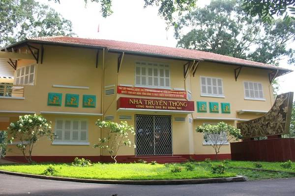 13h: Vào rừng, thăm thác Suối Tre Khu du lịch Suối Tre ở giữa những cánh rừng cao su mát dịu, xen lẫn những ngọn đồi nhấp nhô và cổ thụ xòe tán, khiến cảnh quan như một Đà Lạt thu nhỏ, gợi nên nét đẹp riêng. Khu này vốn là nơi nghỉ mát của người Pháp, thuộc các đồn điền cao su được xây dựng từ đầu thế kỷ 20. 13h: Vào rừng, thăm thác Suối Tre Khu du lịch Suối Tre ở giữa những cánh rừng cao su mát dịu, xen lẫn những ngọn đồi nhấp nhô và cổ thụ xòe tán, khiến cảnh quan như một Đà Lạt thu nhỏ, gợi nên nét đẹp riêng. Khu này vốn là nơi nghỉ mát của người Pháp, thuộc các đồn điền cao su được xây dựng từ đầu thế kỷ 20.