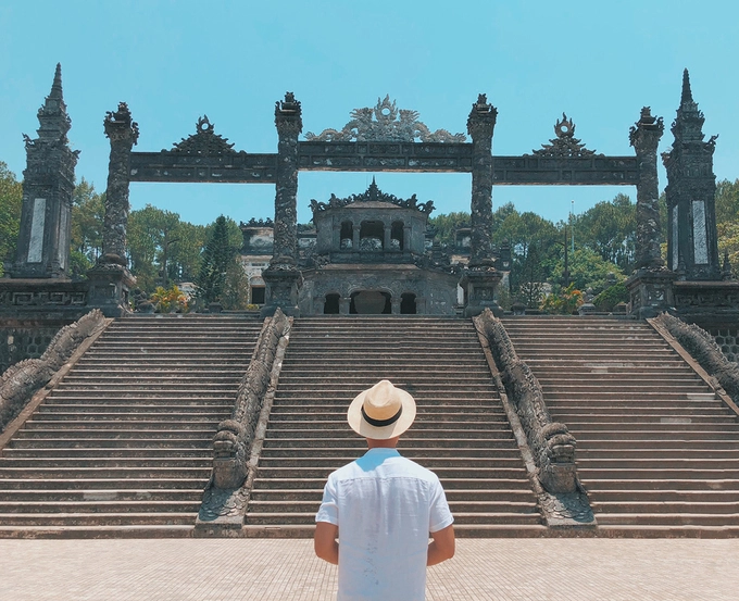 Nguyễn Tý đến từ Cần Thơ, hiện đang làm thiết kế đồ hoạ tại TP HCM. Tý có sở thích đi du lịch, từng đặt chân đến nhiều nước như Nhật Bản, Thái Lan, Singapore hay nhiều tỉnh thành ở Việt Nam. Hiện chàng trai trẻ sở hữu tài khoản Instagram gần 20.000 lượt theo dõi. Đã được nghe kể nhiều lần và ấn tượng bởi sự hoành tráng và yếu tố thẩm mỹ của cung điện tại Huế, Tý chia sẻ đã dành một ngày khám phá cố đô trong chuyến đi vừa qua. Nguyễn Tý đến từ Cần Thơ, hiện đang làm thiết kế đồ hoạ tại TP HCM. Tý có sở thích đi du lịch, từng đặt chân đến nhiều nước như Nhật Bản, Thái Lan, Singapore hay nhiều tỉnh thành ở Việt Nam. Hiện chàng trai trẻ sở hữu tài khoản Instagram gần 20.000 lượt theo dõi. Đã được nghe kể nhiều lần và ấn tượng bởi sự hoành tráng và yếu tố thẩm mỹ của cung điện tại Huế, Tý chia sẻ đã dành một ngày khám phá cố đô trong chuyến đi vừa qua.