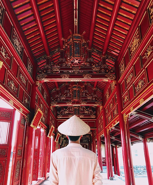 Chia sẻ về niềm đam mê dành cho du lịch, Tý nói mỗi lần đến một địa điểm thì chàng trai đều thích tự trải nghiệm vì những thông tin hay hình ảnh từ nhiều nguồn sẽ không hoàn toàn giống như thực tế. "Chính vì vậy mà mình luôn muốn ghi lại những hình chân thực đến để chia sẻ cho mọi người". Khi được hỏi về Huế, chàng trai chia sẻ: "Hơn 30 năm là sự cống hiến lớn lao của nhiều người đã tạo dựng lại công trình mang ý nghĩa lịch sử này. Có thể sẽ không còn đúng như ban đầu và gây nhiều tranh cãi nhưng đó là sự cống hiến rất đáng trân trọng". Ảnh: @tynguyen0405 Chia sẻ về niềm đam mê dành cho du lịch, Tý nói mỗi lần đến một địa điểm thì chàng trai đều thích tự trải nghiệm vì những thông tin hay hình ảnh từ nhiều nguồn sẽ không hoàn toàn giống như thực tế. "Chính vì vậy mà mình luôn muốn ghi lại những hình chân thực đến để chia sẻ cho mọi người". Khi được hỏi về Huế, chàng trai chia sẻ: "Hơn 30 năm là sự cống hiến lớn lao của nhiều người đã tạo dựng lại công trình mang ý nghĩa lịch sử này. Có thể sẽ không còn đúng như ban đầu và gây nhiều tranh cãi nhưng đó là sự cống hiến rất đáng trân trọng". Ảnh: @tynguyen0405