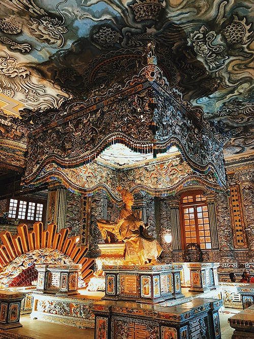 Cảnh bên trong lăng Khải Định được Tý Nguyễn chụp lại. Cảnh bên trong lăng Khải Định được Tý Nguyễn chụp lại.