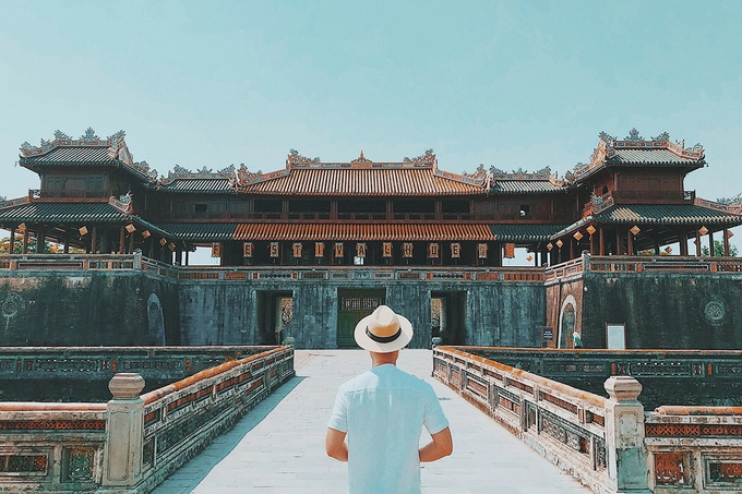 Tý tạo dáng trước Cửa Ngọ Môn - di tích biểu tượng, lớn và đẹp nhất của kinh đô Huế. Chàng trai thích chụp hình sau lưng, người hướng về các công trình cổ của Huế. Tý tạo dáng trước Cửa Ngọ Môn - di tích biểu tượng, lớn và đẹp nhất của kinh đô Huế. Chàng trai thích chụp hình sau lưng, người hướng về các công trình cổ của Huế.