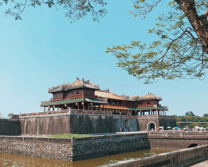 Đến đây, bạn không chỉ tham quan, tìm hiểu về vẻ đẹp hay lịch sử của công trình kiến trúc mà vào các dịp Festival hay lễ Tết, bạn còn được tham gia vào các hoạt động văn hoá như Đêm Hoàng cung, lễ đổi gác, dựng nêu, biểu diễn Nhã nhạc cung đình Huế... Đến đây, bạn không chỉ tham quan, tìm hiểu về vẻ đẹp hay lịch sử của công trình kiến trúc mà vào các dịp Festival hay lễ Tết, bạn còn được tham gia vào các hoạt động văn hoá như Đêm Hoàng cung, lễ đổi gác, dựng nêu, biểu diễn Nhã nhạc cung đình Huế...