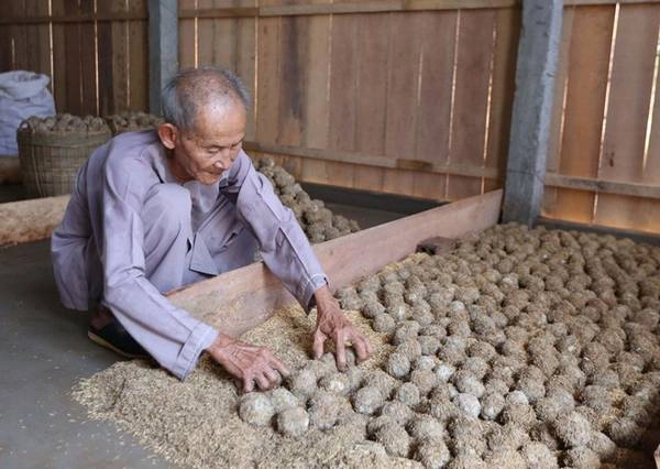 Nghệ nhân Ba Dân đã có hàng chục năm làm men hồ ủ rượu. Ông tiết lộ, men hồ có những vị thuốc dân dã như giềng, cam thảm, rau răm, tiêu sọ, mần tưới, trầu lương, quế chi, thảo quả... Rượu sau khi kháp sẽ được chuẩn hóa nhờ mô hình sản xuất kết hợp giữa làng nghề và nhà máy sản xuất hiện đại tại địa phương. Nghệ nhân Ba Dân đã có hàng chục năm làm men hồ ủ rượu. Ông tiết lộ, men hồ có những vị thuốc dân dã như giềng, cam thảm, rau răm, tiêu sọ, mần tưới, trầu lương, quế chi, thảo quả... Rượu sau khi kháp sẽ được chuẩn hóa nhờ mô hình sản xuất kết hợp giữa làng nghề và nhà máy sản xuất hiện đại tại địa phương.