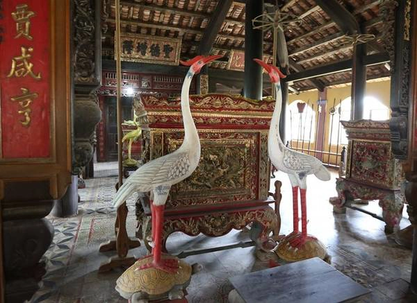 Đến với tỉnh cù lao này, bạn có thể tạm xa ồn ào, bon chen của cuộc sống đô thị để tham quan, tìm hiểu về đời sống sản xuất của người dân. Đình được xây từ năm 1826, gồm 10 gian, trong khuôn viên có hàng trăm cây cổ thụ. Đình chính có võ ca, viên đường, thính đường, chánh đường, hậu đường, lưu giữ nhiều tác phẩm nghệ thuật điêu khắc gỗ, sơn son, thếp vàng. Đến với tỉnh cù lao này, bạn có thể tạm xa ồn ào, bon chen của cuộc sống đô thị để tham quan, tìm hiểu về đời sống sản xuất của người dân. Đình được xây từ năm 1826, gồm 10 gian, trong khuôn viên có hàng trăm cây cổ thụ. Đình chính có võ ca, viên đường, thính đường, chánh đường, hậu đường, lưu giữ nhiều tác phẩm nghệ thuật điêu khắc gỗ, sơn son, thếp vàng.