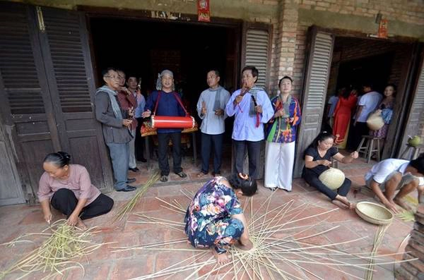 Đội hát chỉ đến nhà khi có yêu cầu của gia chủ. Họ trình diễn các khúc hát hát mở cổng, mở cửa, hát góp vui chúc nghề. Hình thức diễn xướng sắc bùa có từ thế kỷ 18, và chỉ còn ở xã Phú Lễ. Nhạc cụ gồm đàn cò, trống cơm, sinh tiền, sinh cái. Đội hát chỉ đến nhà khi có yêu cầu của gia chủ. Họ trình diễn các khúc hát hát mở cổng, mở cửa, hát góp vui chúc nghề. Hình thức diễn xướng sắc bùa có từ thế kỷ 18, và chỉ còn ở xã Phú Lễ. Nhạc cụ gồm đàn cò, trống cơm, sinh tiền, sinh cái.