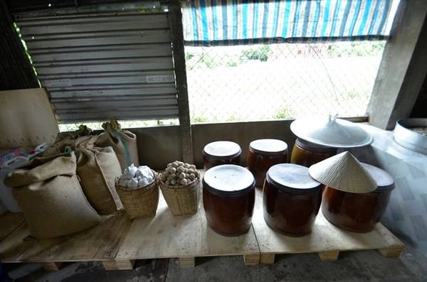 Ở đây còn có nghề làm rượu gần 200 năm. Rượu Phú Lễ đã nổi tiếng khắp cả nước từ lâu, được coi là một trong tam đại danh tửu của miền Tây gồm rượu Phú Lễ, rượu Xuân Thạnh (Trà Vinh) và rượu Gò Đen (Long An). Ngày xưa từng là loại rượu tiến vua chúa. Ở đây còn có nghề làm rượu gần 200 năm. Rượu Phú Lễ đã nổi tiếng khắp cả nước từ lâu, được coi là một trong tam đại danh tửu của miền Tây gồm rượu Phú Lễ, rượu Xuân Thạnh (Trà Vinh) và rượu Gò Đen (Long An). Ngày xưa từng là loại rượu tiến vua chúa.